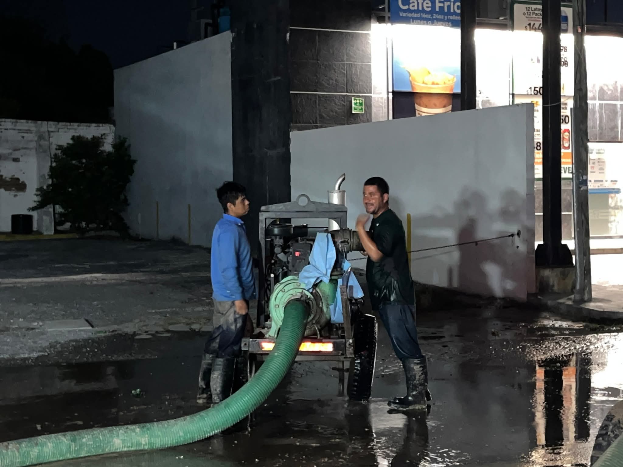 Gobierno de Beto Granados informa sobre reparación de fuga de agua en la calle Primera