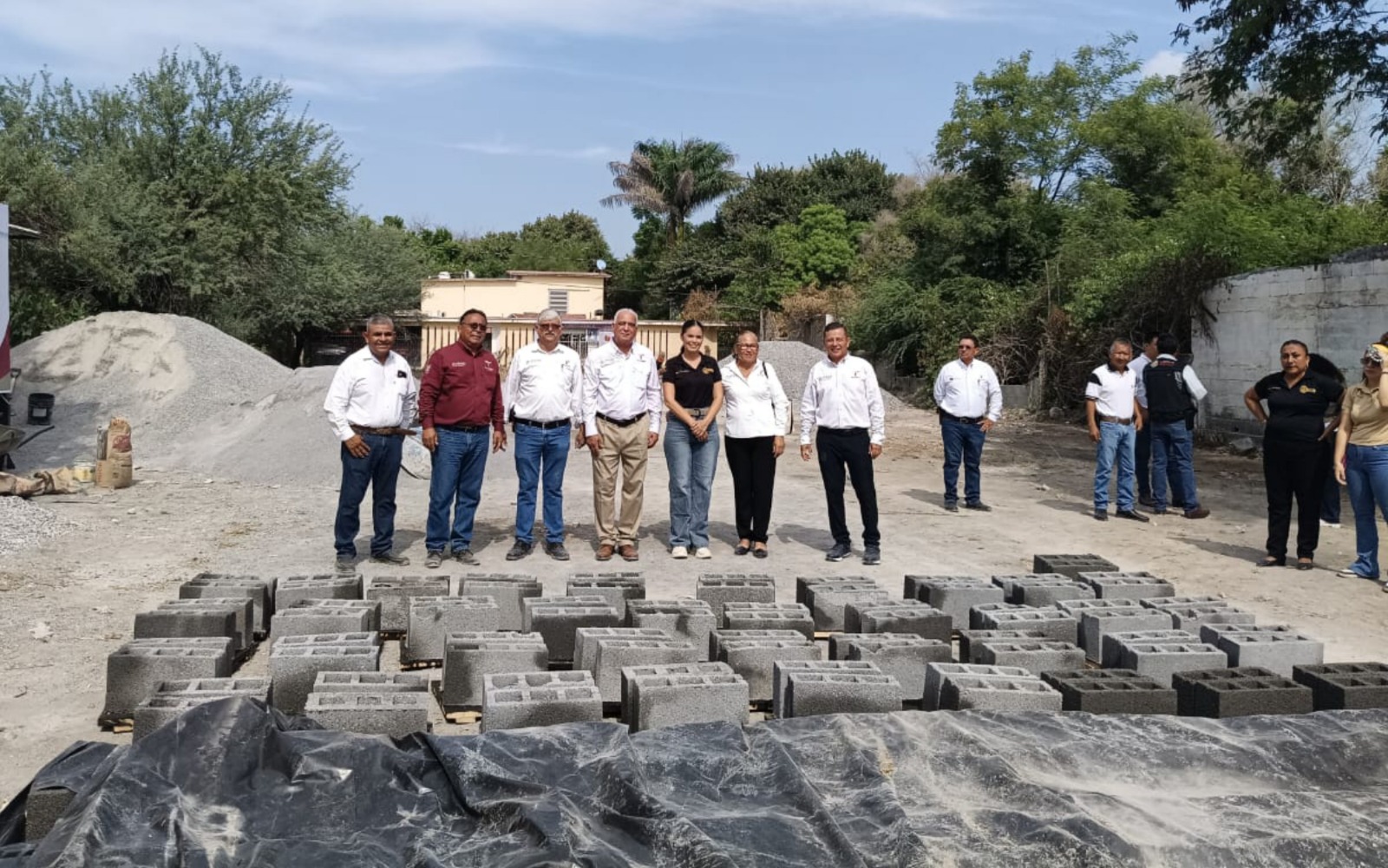 Entrega ITAVU bloquera que convierte esfuerzo comunitario en hogares