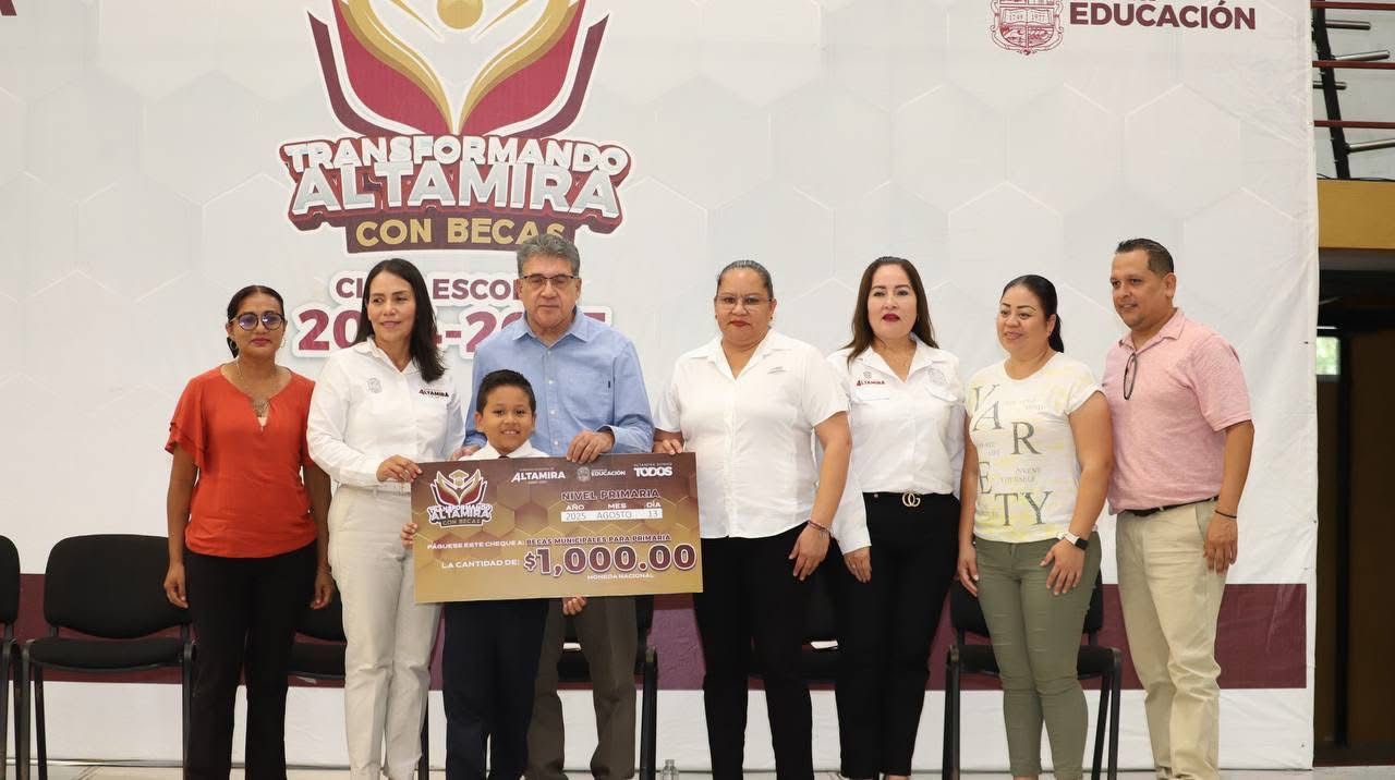 Entrega Armando Martínez becas educativas por más de 5 millones de pesos