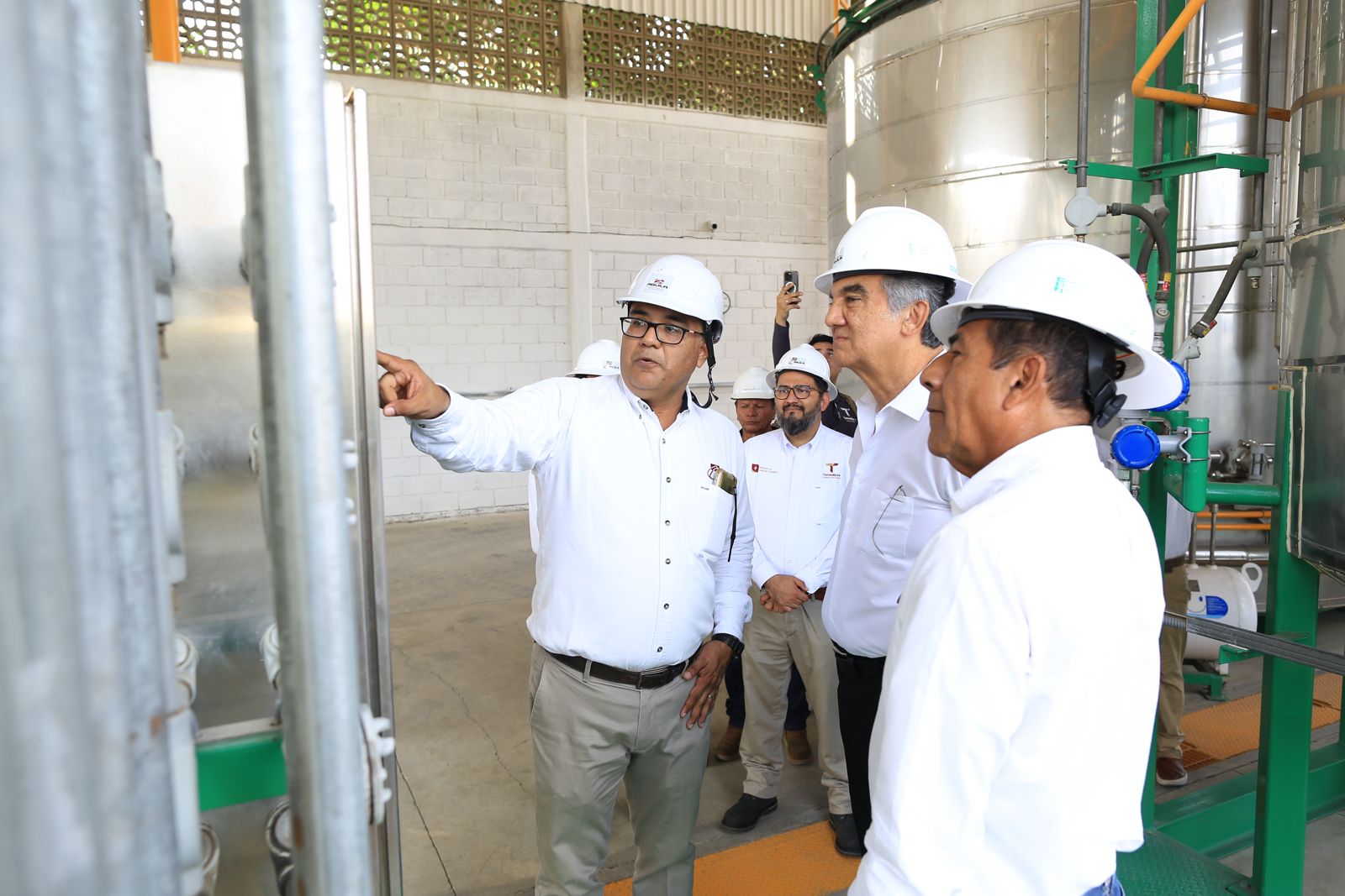 Recorre gobernador Américo Villarreal planta que transforma plásticos en combustibles en Altamira