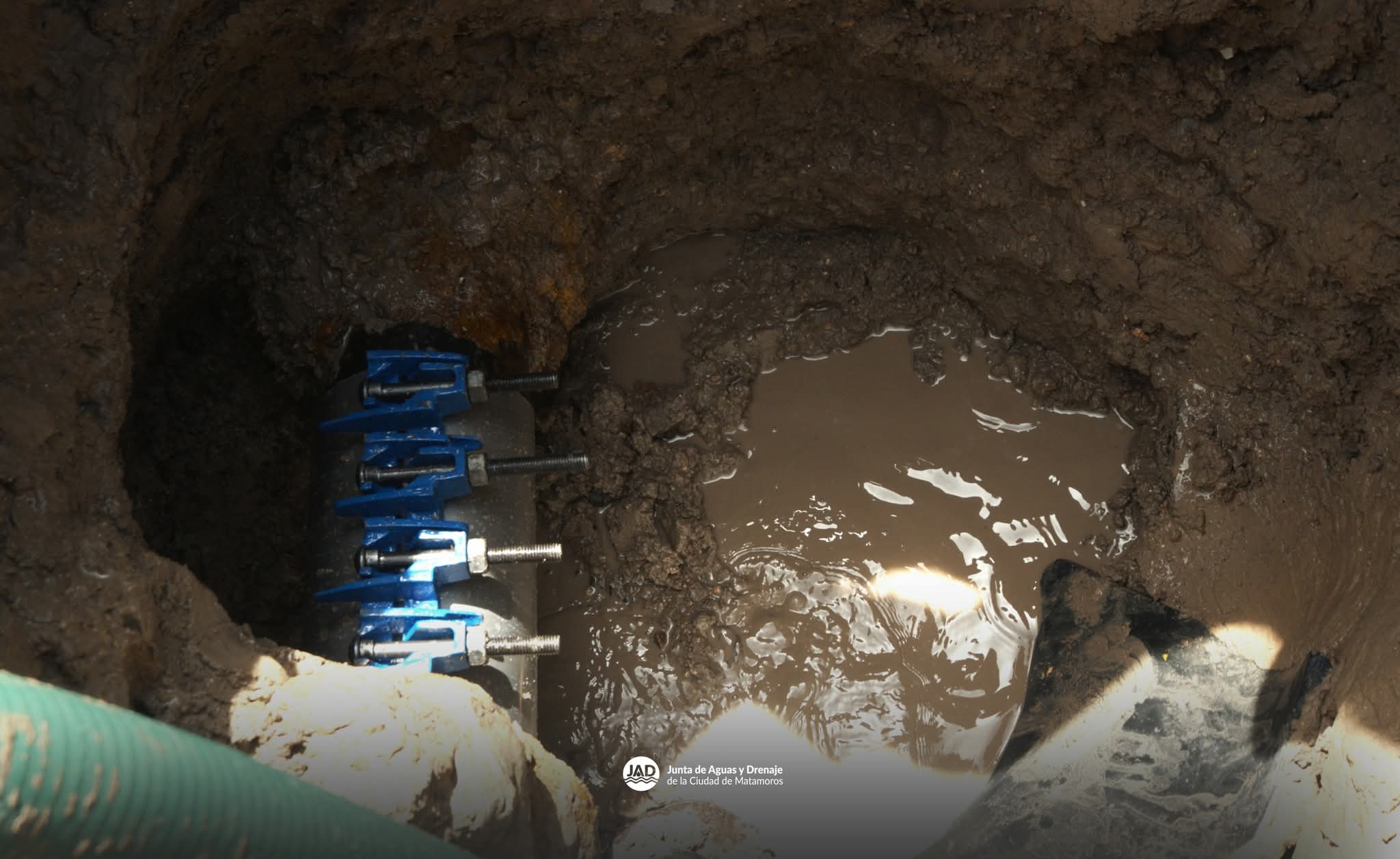 Con abrazadera, gobierno de Beto Granados repara fuga en colonia Moderna