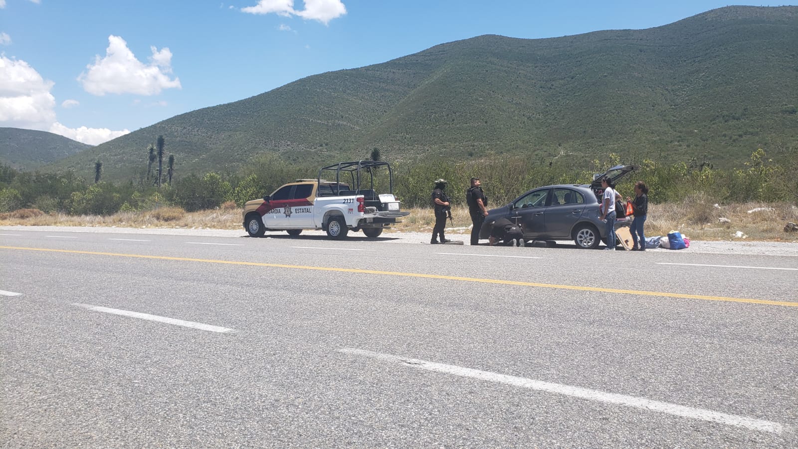 Guardia Estatal auxilia a conductora varada en la carretera Tula–Victoria
