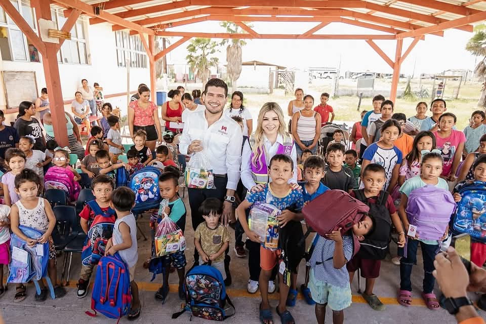 Entregan Gobierno de Matamoros y DIF municipal despensas y útiles escolares en la Playa Bagdad
