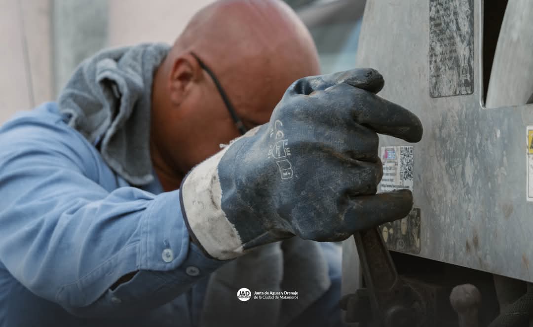 Gobierno de Matamoros desazolva líneas de drenaje en la colonia Buenavista