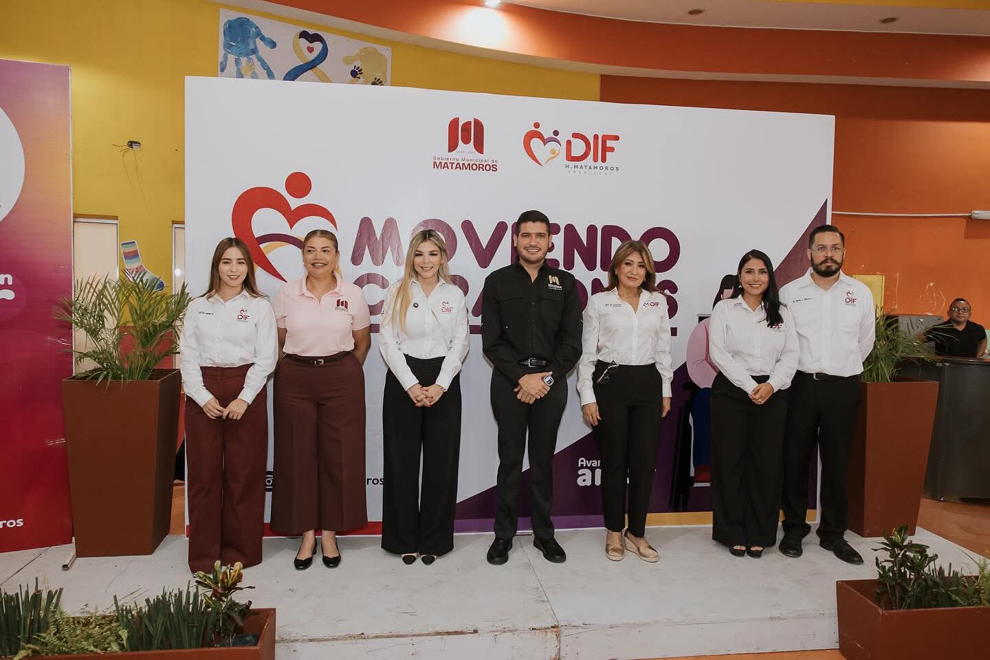 Transformando vidas con solidaridad: Alcalde y presidenta del DIF, entregan sillas de ruedas y tarjetones de discapacidad en el CRI Matamoros