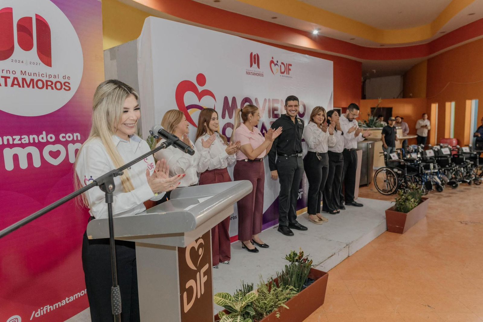 DIF Matamoros entrega más de 50 sillas de ruedas en apoyo a personas con discapacidad motriz a través del programa “Moviendo Corazones”