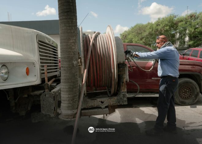 El gobierno de Matamoros realiza limpieza en líneas de drenaje en la Colonia Sección 16