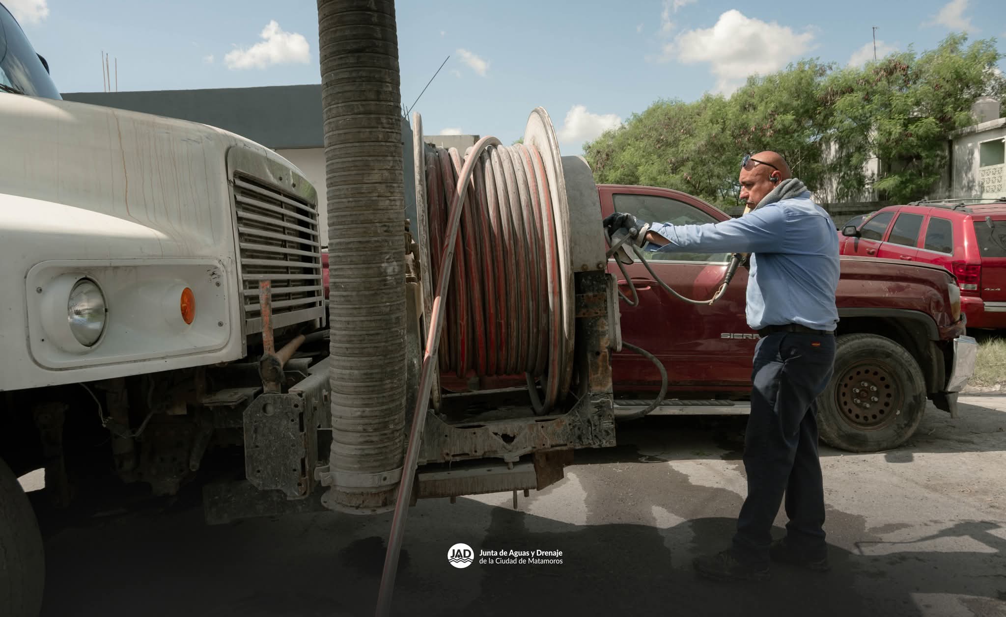 El gobierno de Matamoros realiza limpieza en líneas de drenaje en la Colonia Sección 16