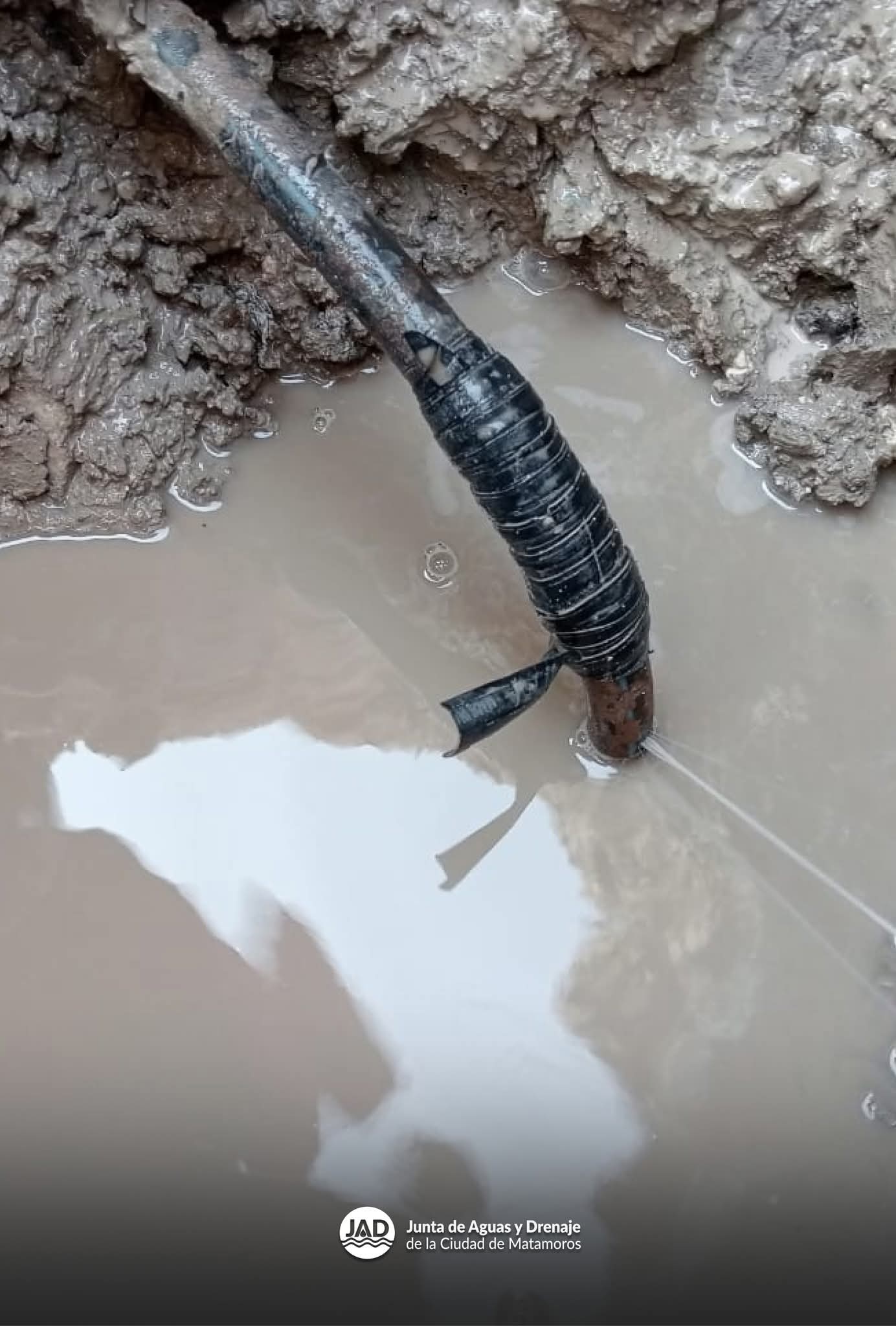 Gobierno de Matamoros atiende fuga de agua en la zona centro