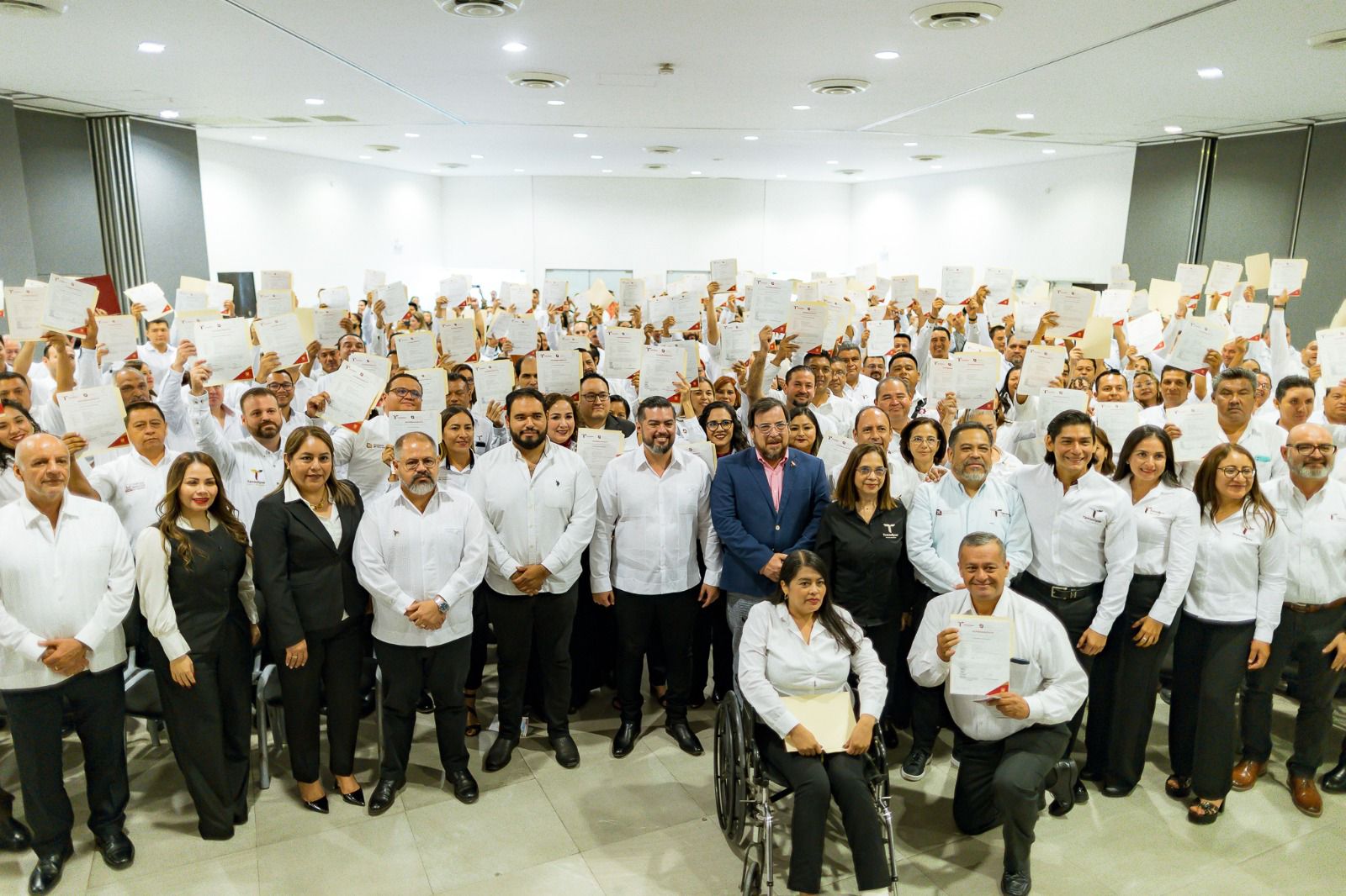 Entrega SET plazas a personal del Centro Estatal de Tecnología Educativa