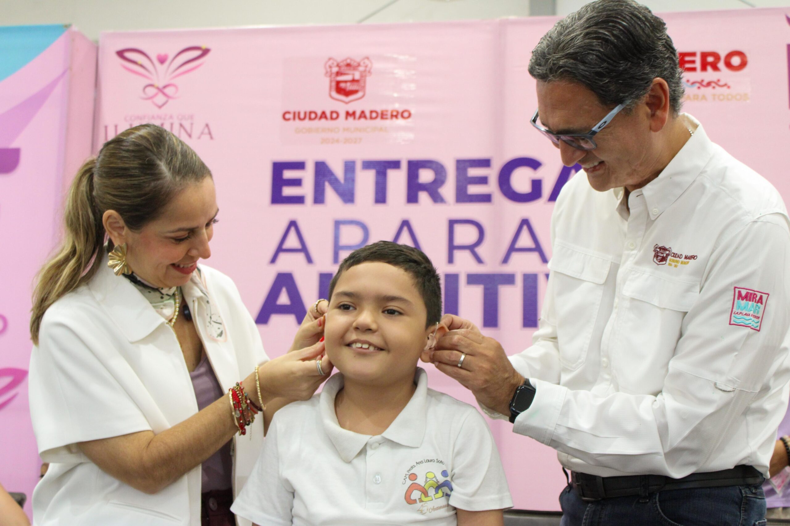 Dunia y Erasmo apoyan con aparatos a personas con discapacidad auditiva