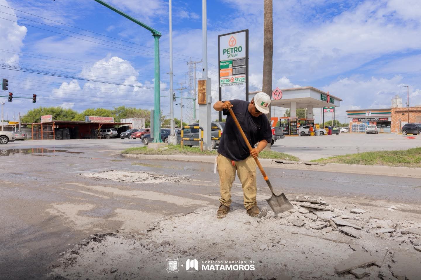 Gobierno de Beto Granados trabaja en el mejoramiento vial de la colonia Obrera y otros sectores de Matamoros