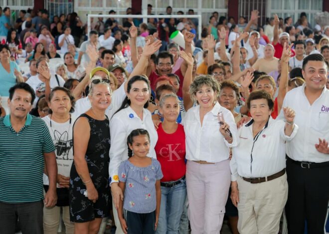 Mónica Villarreal entrega apoyos alimentarios a trabajadoras despicadoras