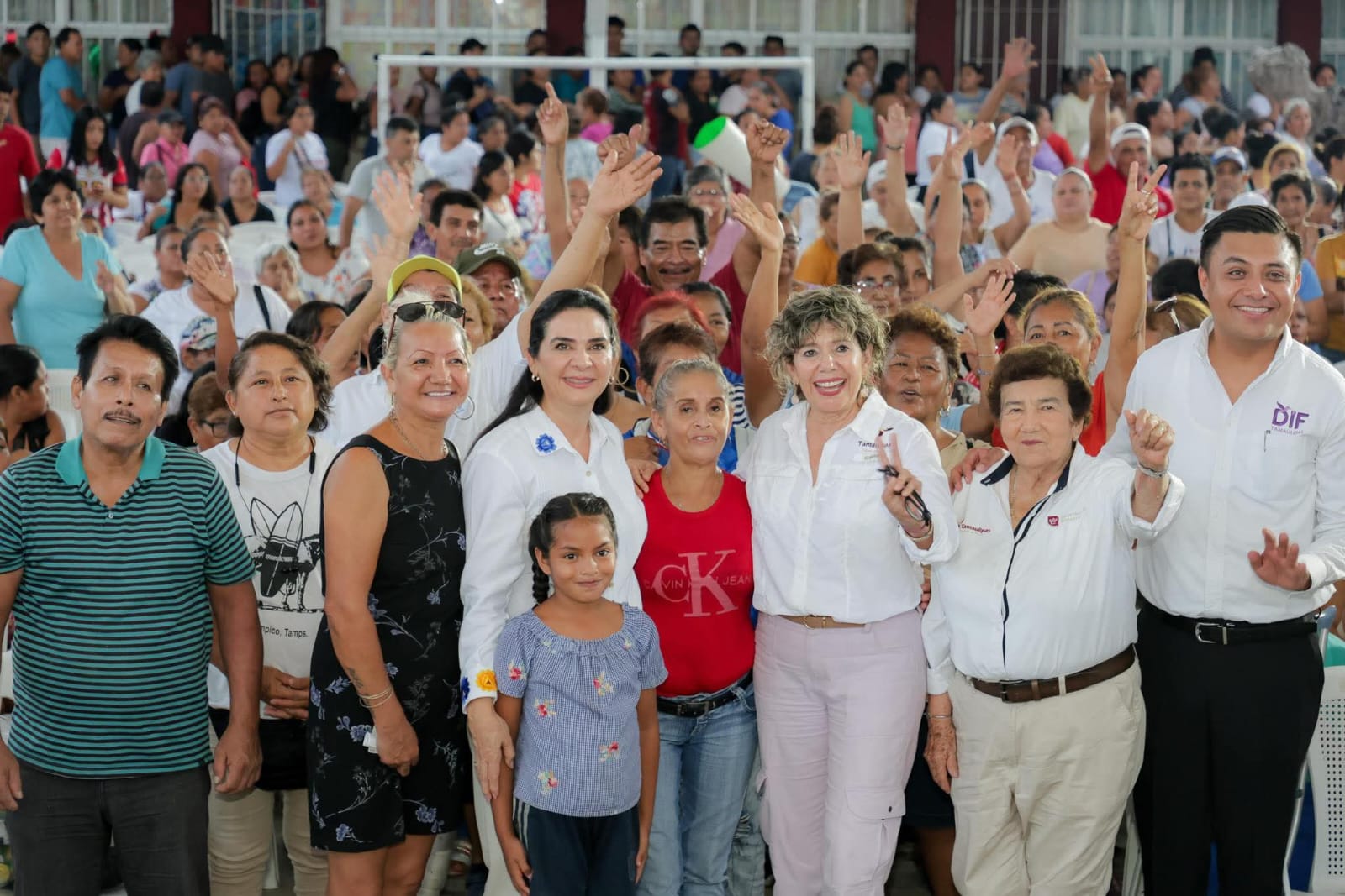 Mónica Villarreal entrega apoyos alimentarios a trabajadoras despicadoras