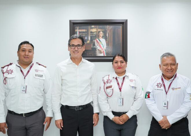Erasmo González reconoce a dos agentes de Tránsito por cumplir en acciones de seguridad