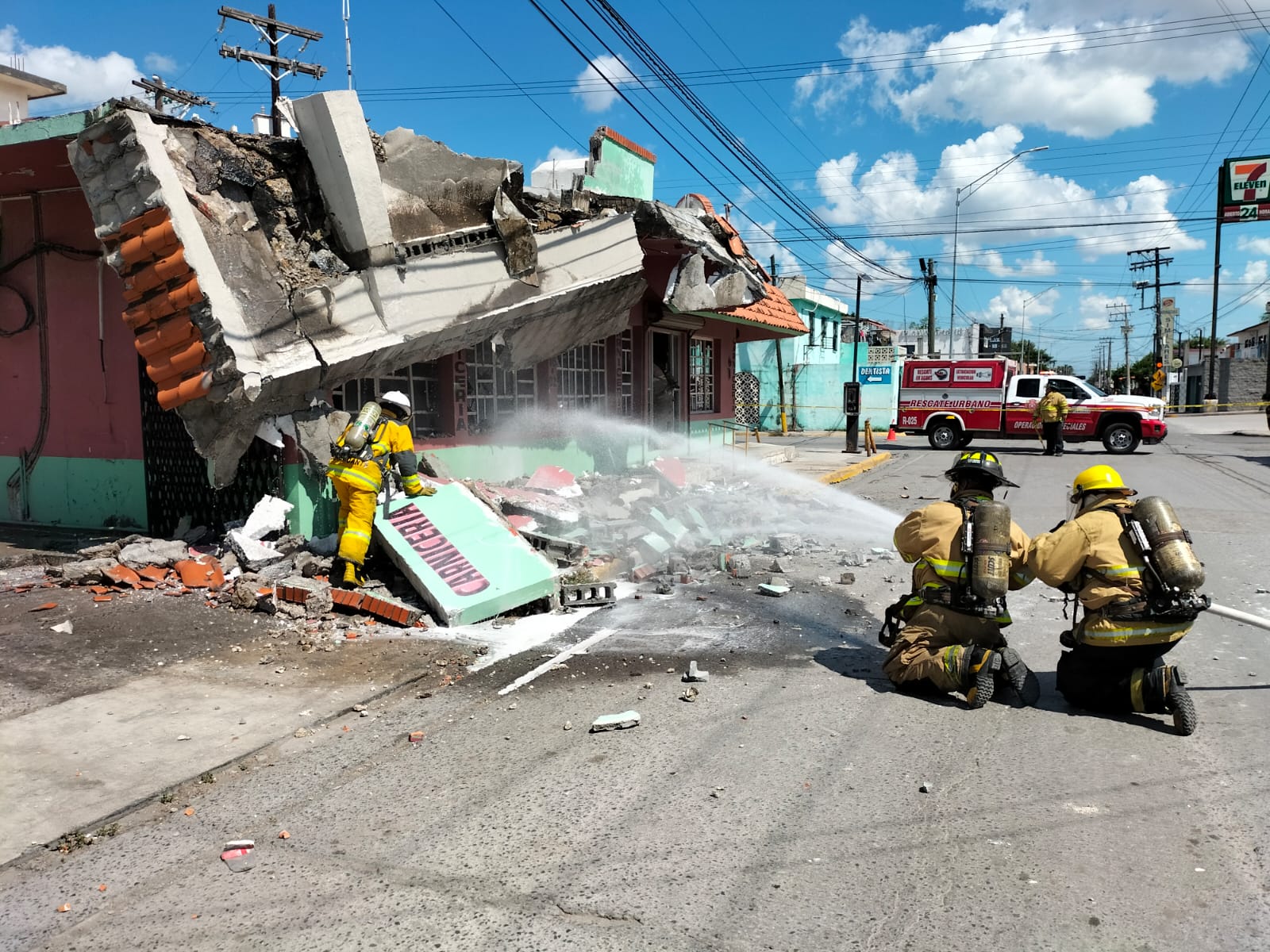 Protección Civil de Matamoros previene tragedia tras colapso de marquesina