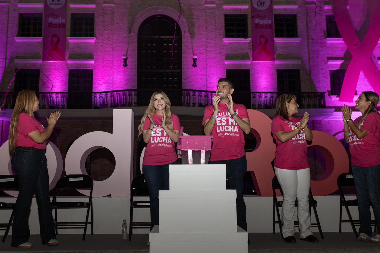 Con caminata de concientización y encendido de la Presidencia Municipal busca DIF Matamoros llevar un mensaje de apoyo y esperanza en el marco del mes rosa