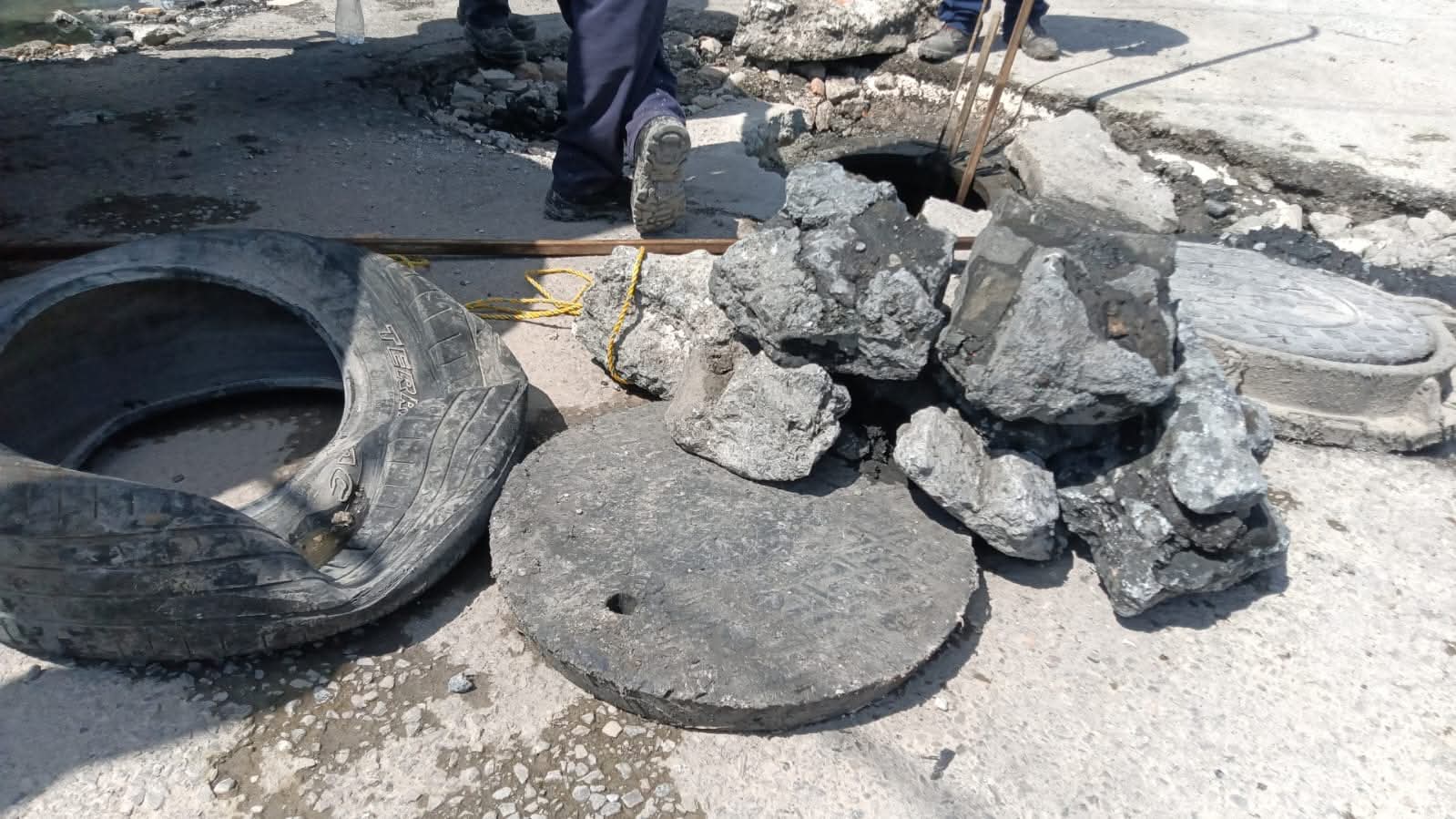 Gobierno de Beto Granados realiza limpieza de pozos de visita en la colonia Las Torres