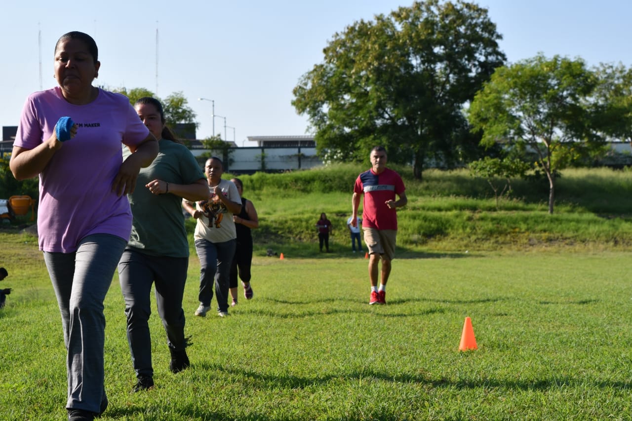 Presentan custodios penitenciarios evaluación de aptitud física para promoción de grados