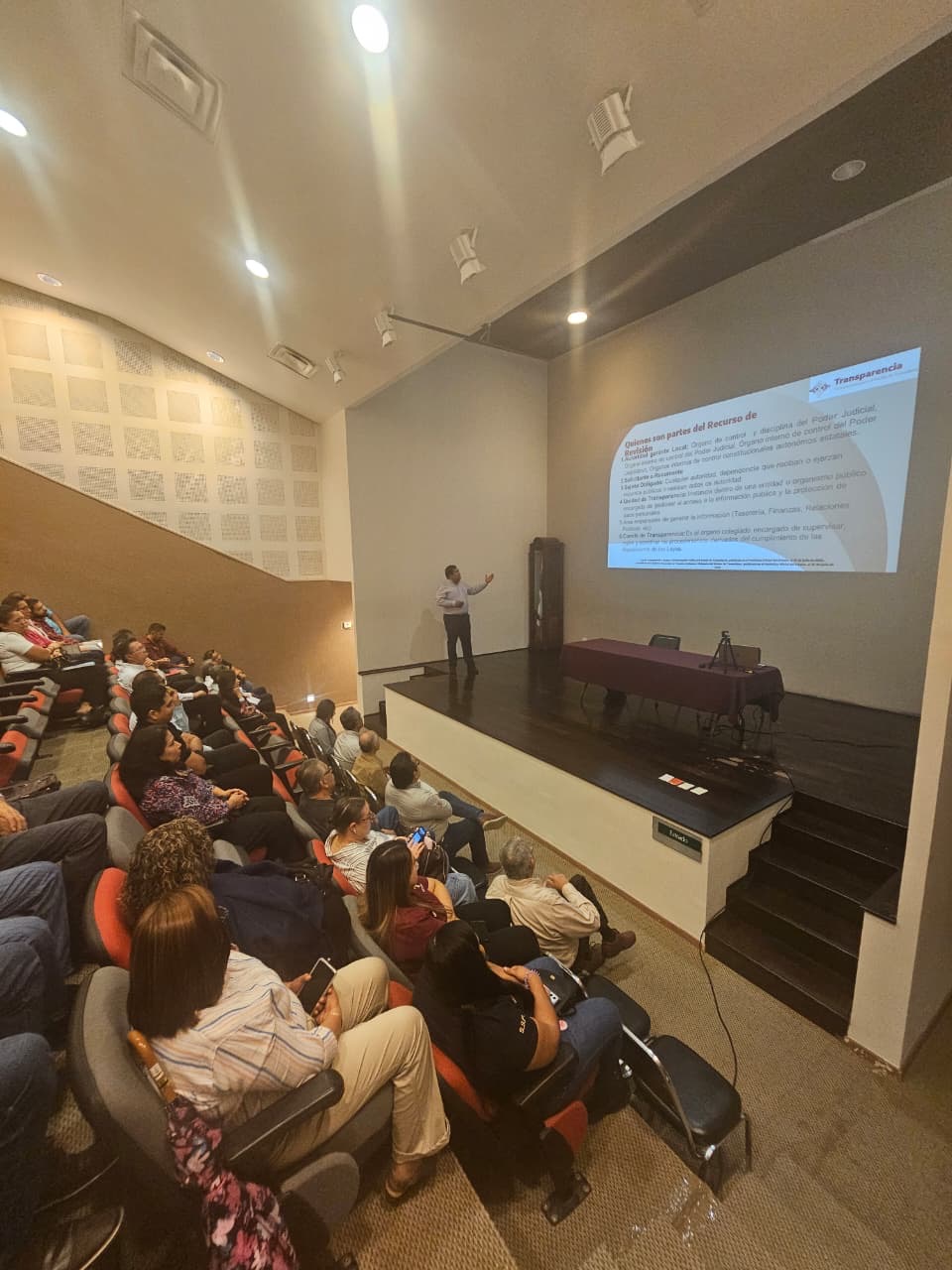 Refuerza Transparencia para el Pueblo su función en el servicio público