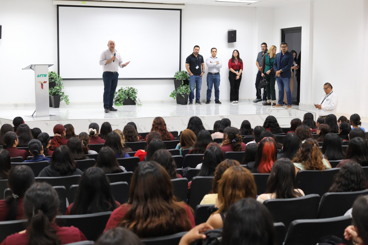 Reconocen alumnas de la UTTN a Corning por el programa Becas Choices