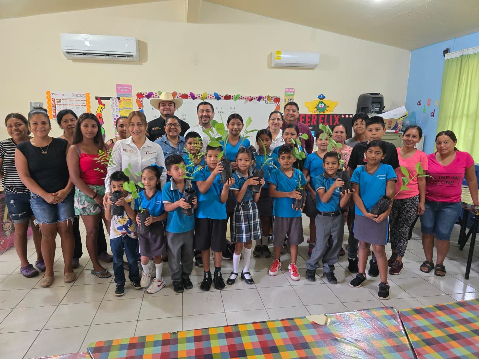 Promueven conciencia ambiental con donación de plantas forestales