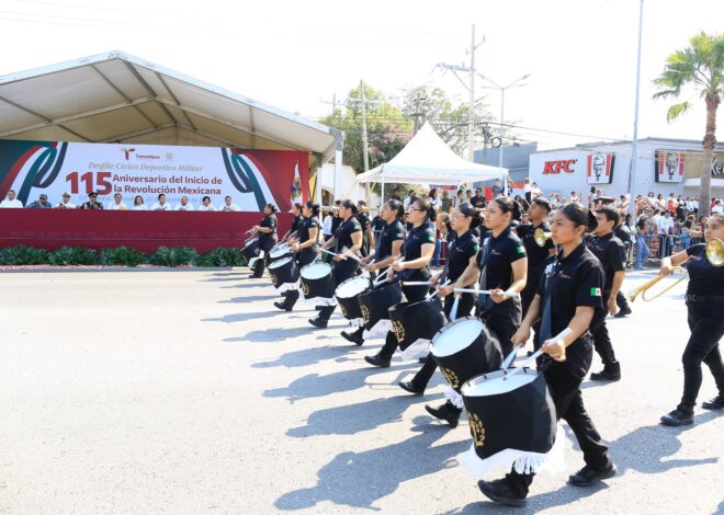 Desfilan miles de jóvenes en el 115 aniversario de la Revolución Mexicana