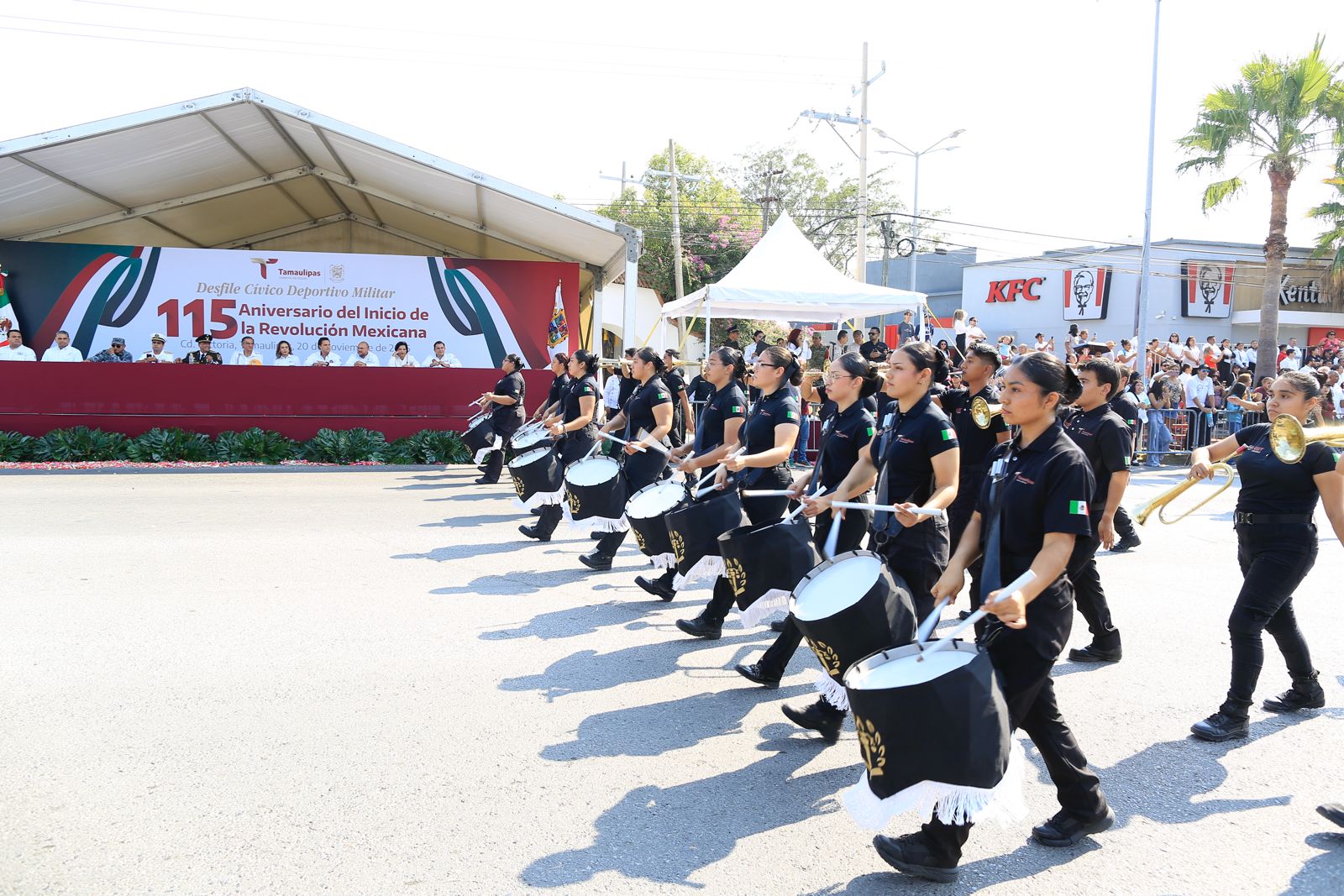 Desfilan miles de jóvenes en el 115 aniversario de la Revolución Mexicana