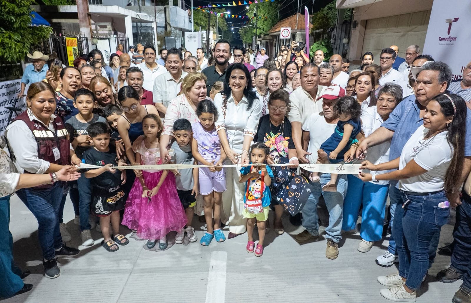 Inaugura Mónica Villarreal Anaya obra de pavimentación en la colonia José López Portillo