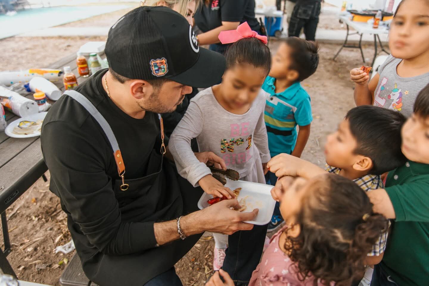 Alcalde Beto Granados celebra el Día de Acción de Gracias con niñas y niños de la Casa Hogar de Matamoros