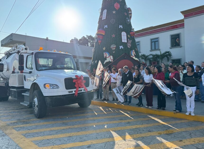 Entrega Armando Martínez moderno camión vactor a la COMAPA Altamira