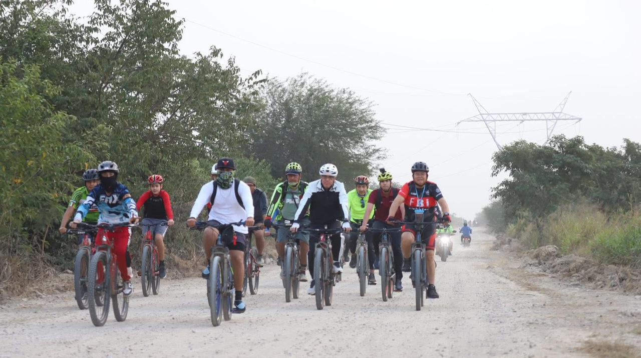 Lleva Armando Martínez la alegría de la Navidad a El Fuerte