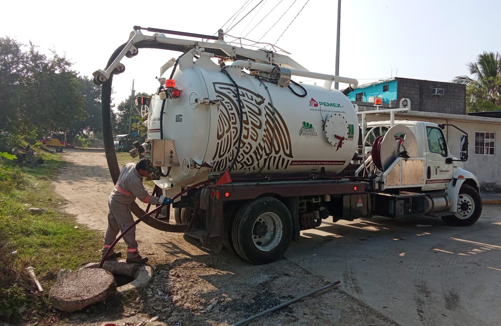 COMAPA Altamira efectúa sondeo y desazolve de líneas de drenaje en diferentes colonias