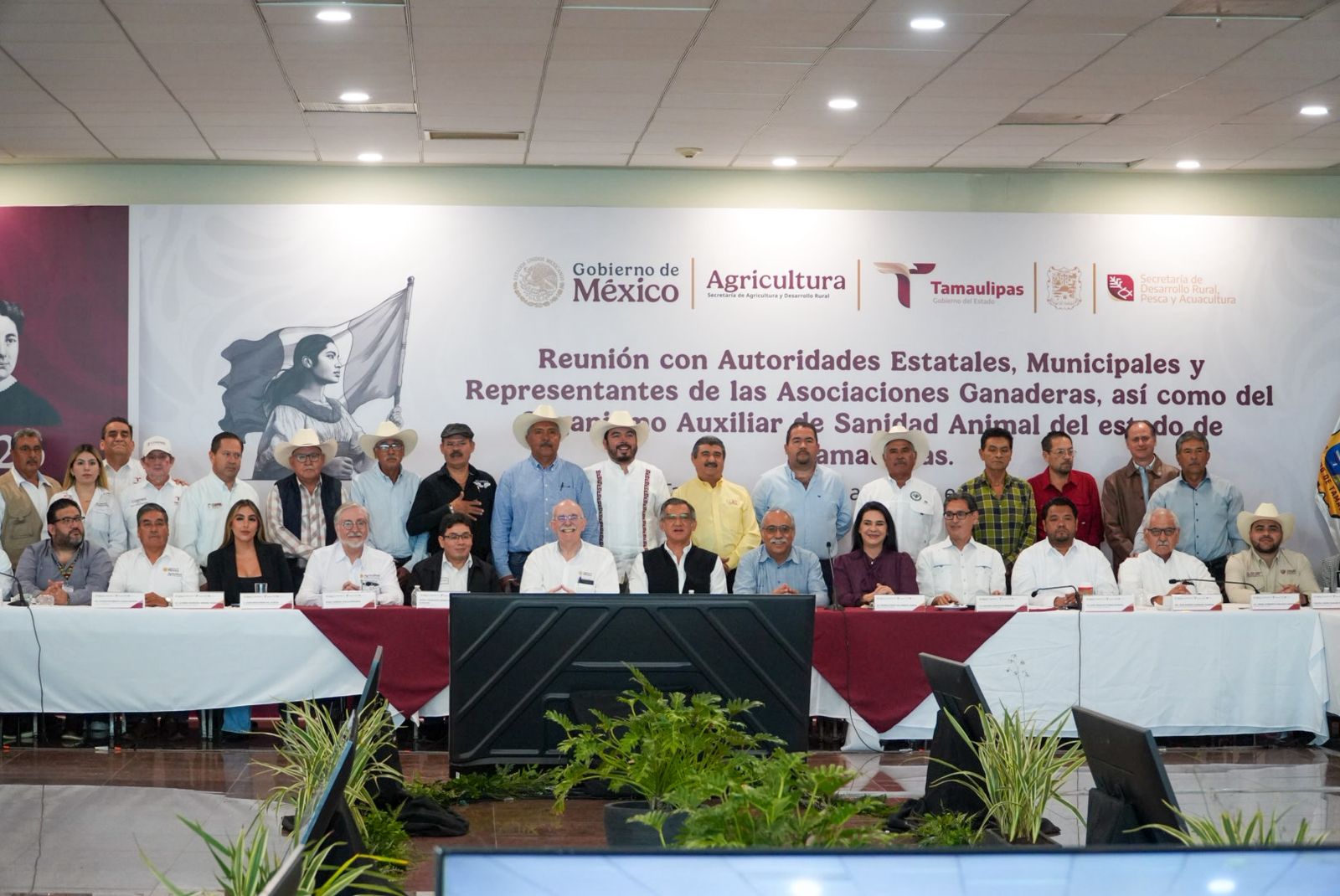 Mónica Villarreal reafirma su compromiso con la sanidad animal en Tampico