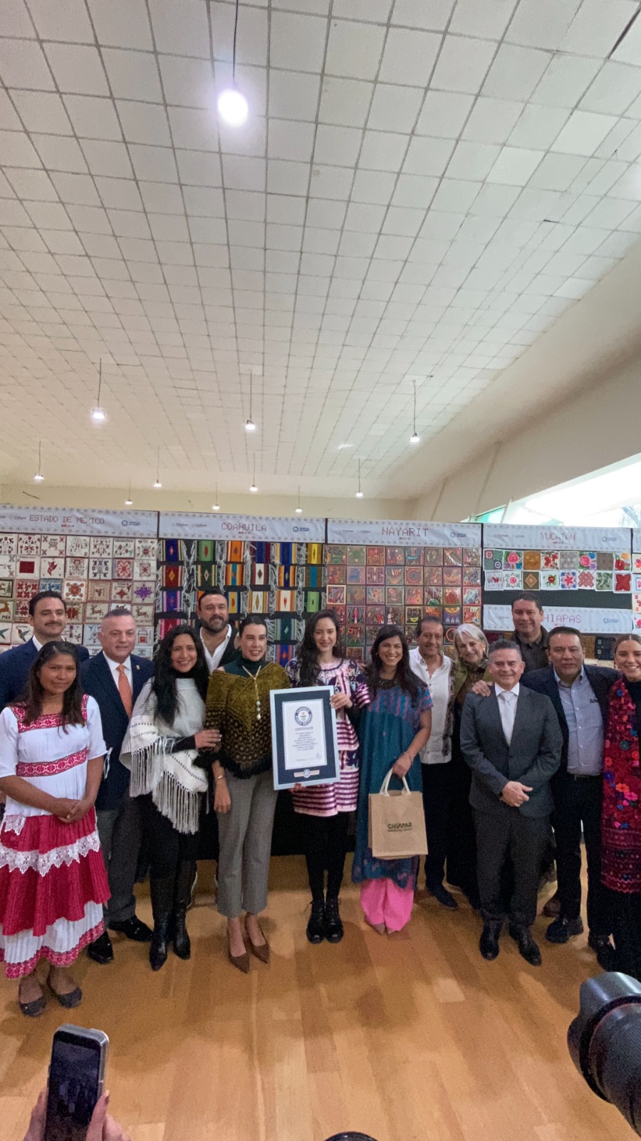 Artesanas y artesanos de todo México, logran récord Guinness de bordado: Sectur