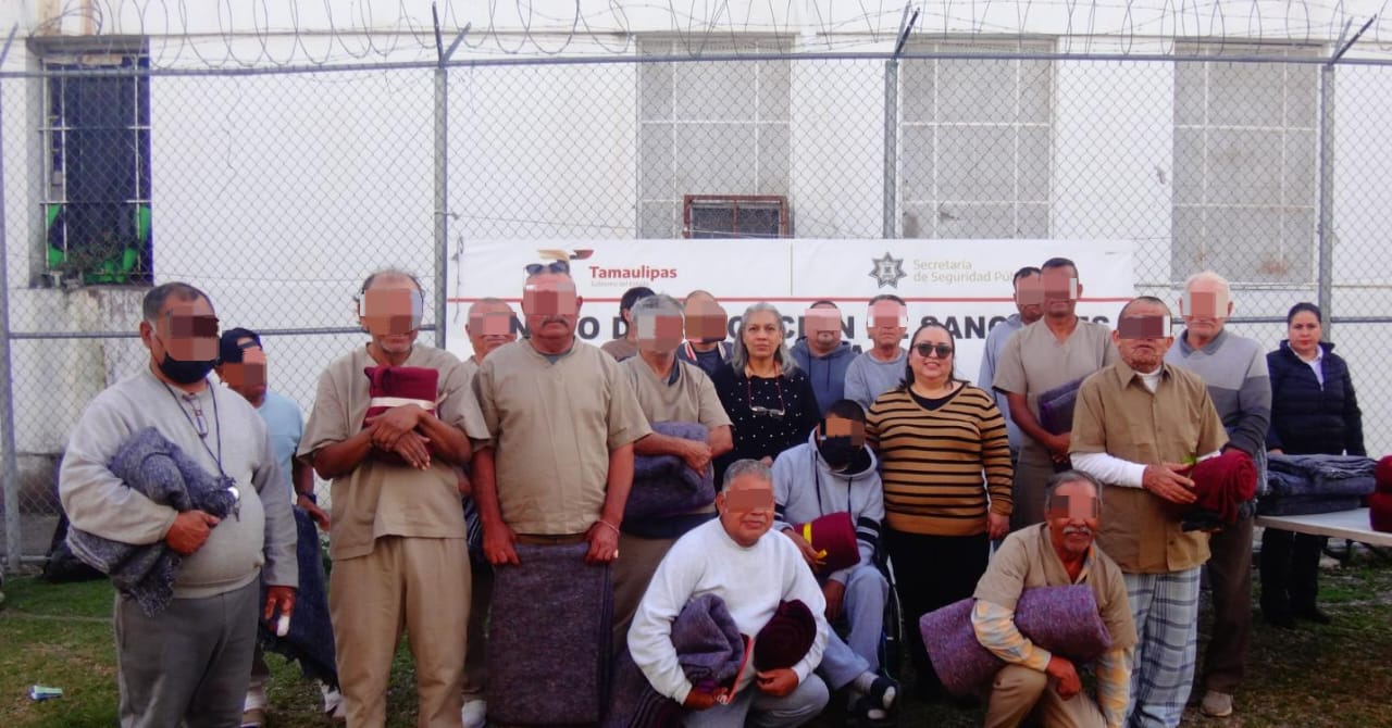 Entrega CEDES Victoria cobijas a personas adultas mayores