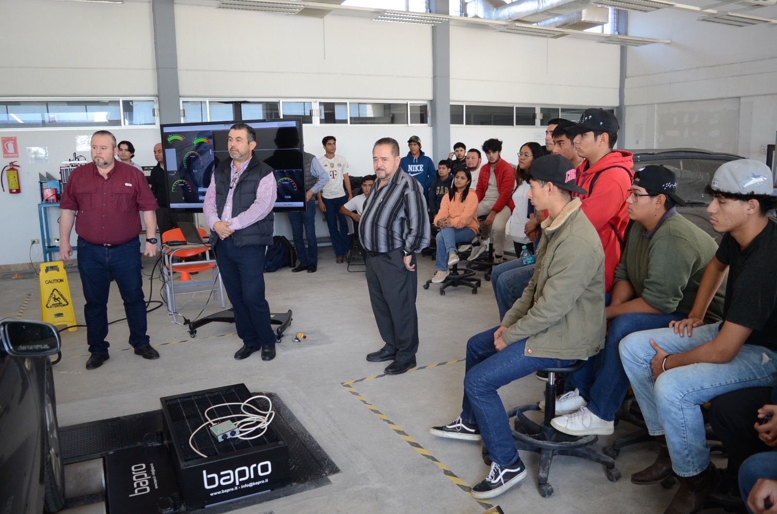 Fortalece UPV formación en Ingeniería en Sistemas Automotrices con dinamómetro automotriz