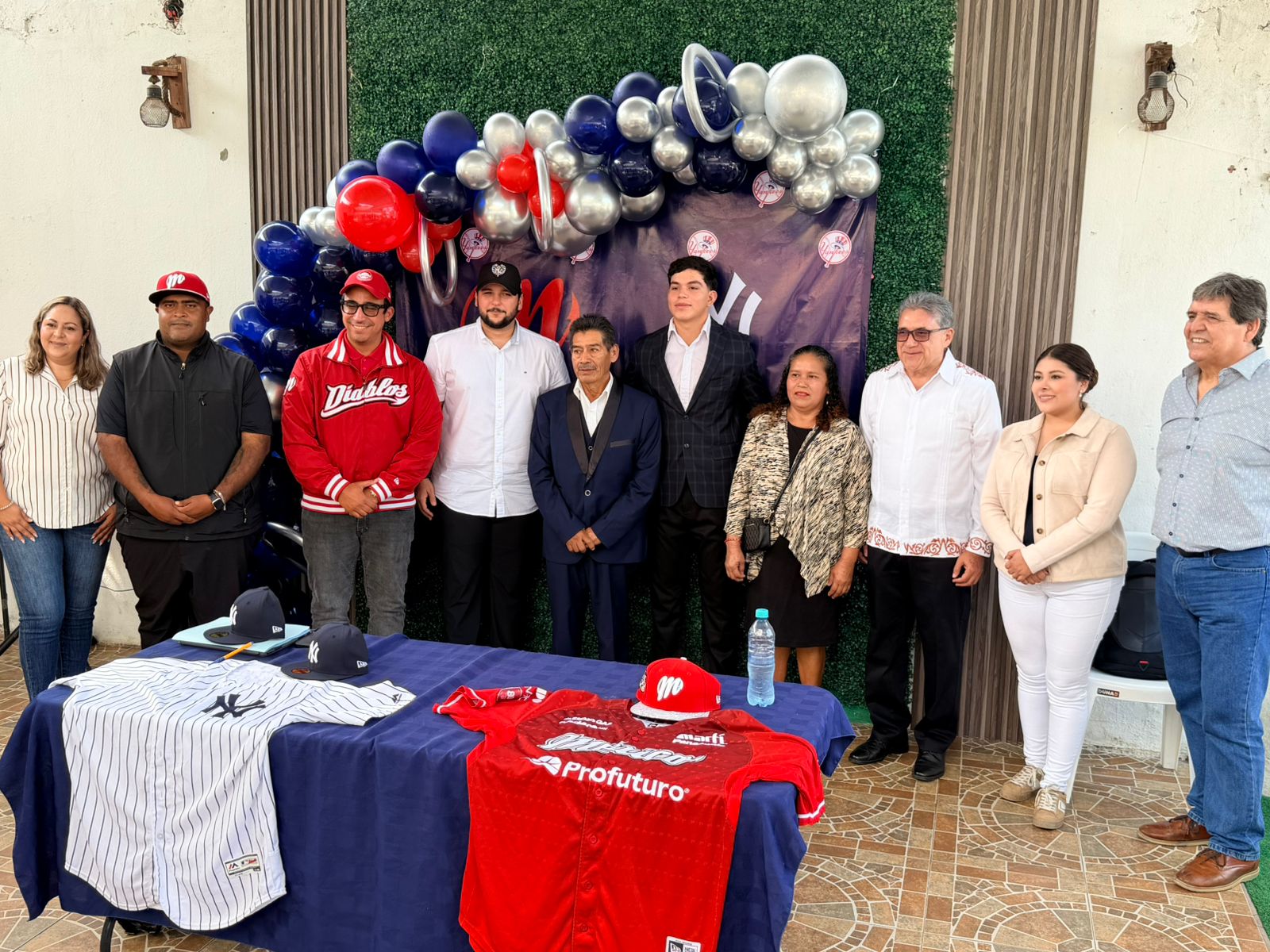 Firma joven altamirense con los Yankees de Nueva York