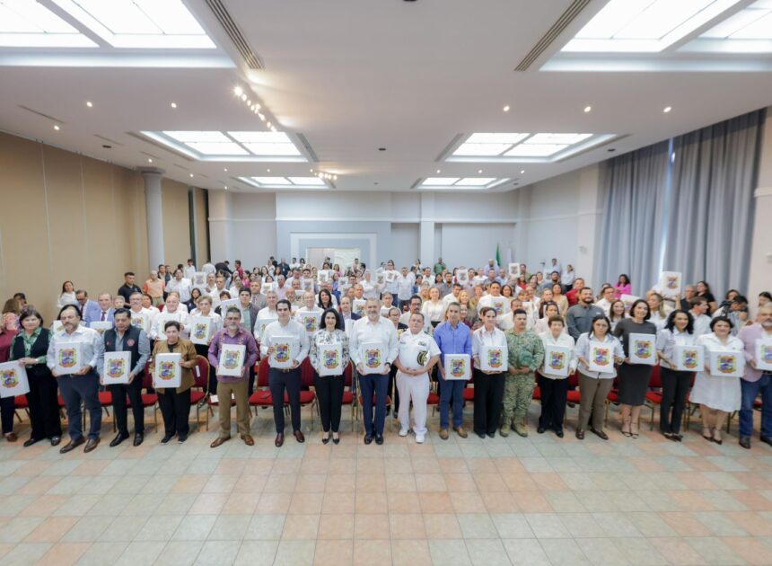 Mónica Villarreal encabeza ceremonia de entrega de Escudos de Armas de Tamaulipas a dependencias públicas .