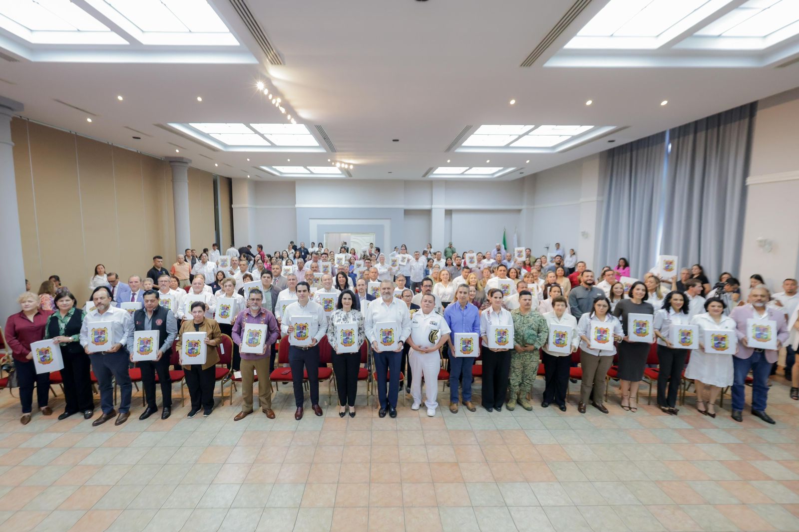 Mónica Villarreal encabeza ceremonia de entrega de Escudos de Armas de Tamaulipas a dependencias públicas .