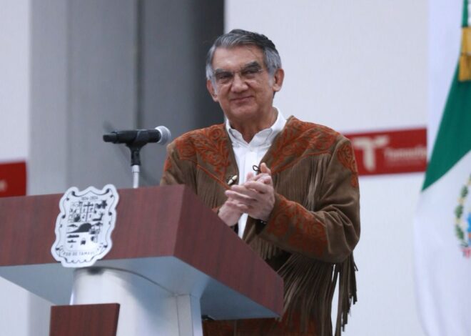 Tamaulipas está en su mejor momento: entregan distintivos a emprendedores e Indicación Geográfica de la Cuera Tamaulipeca   Marzo 02 de 2026  Ciudad Victoria, Tamaulipas.- Tamaulipas es un estado que está en su mejor momento, afirmó aquí la directora del Plan de Marca Nacional “Hecho en México”, María Bárbara Botello Santibáñez, quien reconoció que Américo Villarreal Anaya “es un gobernador que tiene una visión muy clara y que sabe que hoy México tiene una política industrial. Desde aquí vamos a producir lo que México necesita”.  “Vamos a exportar desde aquí lo que se produzca, porque aquí tenemos talento, tenemos compromiso y tenemos también muchas ganas de demostrar, desde Tamaulipas, que lo hecho en Tamaulipas y lo hecho en México está mejor hecho”, expresó la representante del secretario de Economía, Marcelo Ebrard, al encabezar junto al gobernador del Estado la ceremonia de entrega del distintivo Hecho en Tamaulipas y Hecho en México y la Indicación Geográfica de la Cuera Tamaulipeca.  En un emotivo evento en el Polyforum de esta capital, en el marco de la ceremonia cívica de honores, el gobernador Villarreal Anaya realizó la entrega de diez certificados de “Orgullo Tamaulipeco” a emprendedores de diferentes municipios, como un reconocimiento público a la disciplina, la constancia, creatividad y la calidad construida con esfuerzo propio de quienes todos los días producen, innovan y sostienen la economía del estado.  El ejecutivo estatal destacó que el distintivo “Orgullo Tamaulipeco” no solo reconoce y alienta el emprendimiento de las pymes, sino que este esfuerzo local se vincula a la iniciativa de la presidenta Claudia Sheinbaum, quien ha impulsado el distintivo “Hecho en México” como una herramienta de rescate y promoción de nuestros productos en una coyuntura global que nos exige aumentar el contenido nacional, producir más y mejor y reducir con ello las importaciones innecesarias.  Asimismo, el mandatario agradeció al Instituto Mexicano de la Propiedad Industrial por el certificado que permitirá que la prenda más reconocida de nuestro orgullo e identidad, la Cuera Tamaulipeca, sea ahora un bien que pertenece a esta tierra y a las manos de los artesanos que las crean y las producen, además de lograr una oportunidad de desarrollo y crecimiento.  “Hoy este valor está jurídicamente reconocido como tal, gracias a que hemos recibido del Instituto Mexicano de la Propiedad Industrial la declaratoria de protección de la Indicación Geográfica, con lo cual protegeremos su autenticidad, elevamos su valor agregado y abrimos la puerta a mercados especializados que reconocen la calidad y la tradición”, mencionó.  INDICACIÓN GEOGRÁFICA DE LA CUERA TAMAULIPECA MARCA UN PRECEDENTE HISTÓRICO  Por su parte, Guadalupe Itzi-Guari Hurtado Bañuelos, directora general adjunta de los Servicios de Apoyo del Instituto Mexicano de la Propiedad Industrial, en representación de Santiago Nieto, director general del IMPI, entregó al gobernador la Indicación Geográfica de la Cuera Tamaulipeca como un reconocimiento al símbolo máximo de la identidad tamaulipeca, que garantiza que esta prenda solo puede elaborarse bajo estándares que su propia comunidad productora define, evitando imitaciones, protegiendo el nombre y asegurando que el valor económico pertenezca al territorio donde nació.  “La Indicación Geográfica de la Cuera Tamaulipeca marca un precedente histórico para el estado de Tamaulipas; es la primera protección otorgada bajo esta figura de propiedad industrial a un producto originario de esta entidad y, con ello, el Estado mexicano reconoce formalmente que la identidad también se protege, que el origen tiene valor jurídico y que la tradición puede y debe convertirse en un motor de desarrollo”, explicó la funcionaria, ante la presencia de familias de artesanos de Tula y Victoria, que por varias generaciones han destacado por elaborar la cuera tamaulipeca.  TALENTO TAMAULIPECO TIENE RESPALDO, RECONOCIMIENTO Y FUTURO  En su intervención, Ninfa Cantú Deándar, secretaria de Economía, afirmó que esta ceremonia refleja con claridad la visión humanista que ha instruido el gobernador Américo Villarreal para la política económica del estado: poner a las personas en el centro de cada decisión, convertir el crecimiento en prosperidad compartida y asegurar que el talento tamaulipeco tenga siempre respaldo, reconocimiento y futuro.  «Cuando un producto tamaulipeco porta el sello Hecho en Tamaulipas y se integra a la estrategia Hecho en México, estamos elevando su posicionamiento, ampliando mercados y vinculando su trabajo con estándares nacionales e internacionales que reconocen calidad y sostenibilidad», expresó.