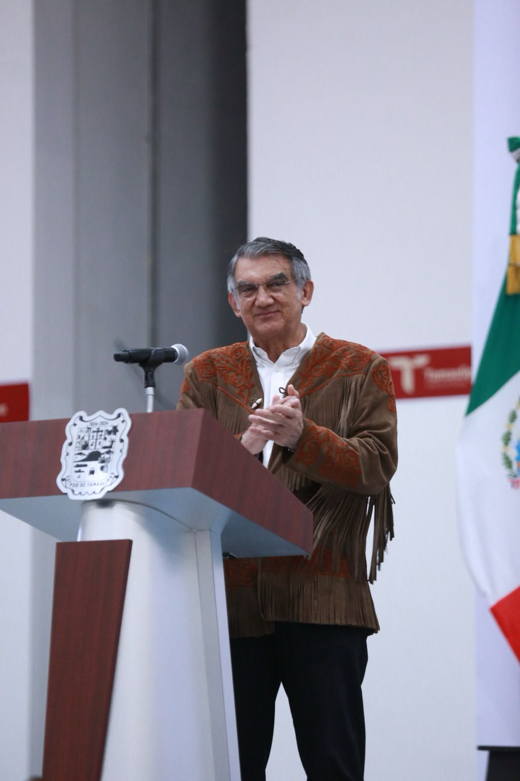 Tamaulipas está en su mejor momento: entregan distintivos a emprendedores e Indicación Geográfica de la Cuera Tamaulipeca   Marzo 02 de 2026  Ciudad Victoria, Tamaulipas.- Tamaulipas es un estado que está en su mejor momento, afirmó aquí la directora del Plan de Marca Nacional “Hecho en México”, María Bárbara Botello Santibáñez, quien reconoció que Américo Villarreal Anaya “es un gobernador que tiene una visión muy clara y que sabe que hoy México tiene una política industrial. Desde aquí vamos a producir lo que México necesita”.  “Vamos a exportar desde aquí lo que se produzca, porque aquí tenemos talento, tenemos compromiso y tenemos también muchas ganas de demostrar, desde Tamaulipas, que lo hecho en Tamaulipas y lo hecho en México está mejor hecho”, expresó la representante del secretario de Economía, Marcelo Ebrard, al encabezar junto al gobernador del Estado la ceremonia de entrega del distintivo Hecho en Tamaulipas y Hecho en México y la Indicación Geográfica de la Cuera Tamaulipeca.  En un emotivo evento en el Polyforum de esta capital, en el marco de la ceremonia cívica de honores, el gobernador Villarreal Anaya realizó la entrega de diez certificados de “Orgullo Tamaulipeco” a emprendedores de diferentes municipios, como un reconocimiento público a la disciplina, la constancia, creatividad y la calidad construida con esfuerzo propio de quienes todos los días producen, innovan y sostienen la economía del estado.  El ejecutivo estatal destacó que el distintivo “Orgullo Tamaulipeco” no solo reconoce y alienta el emprendimiento de las pymes, sino que este esfuerzo local se vincula a la iniciativa de la presidenta Claudia Sheinbaum, quien ha impulsado el distintivo “Hecho en México” como una herramienta de rescate y promoción de nuestros productos en una coyuntura global que nos exige aumentar el contenido nacional, producir más y mejor y reducir con ello las importaciones innecesarias.  Asimismo, el mandatario agradeció al Instituto Mexicano de la Propiedad Industrial por el certificado que permitirá que la prenda más reconocida de nuestro orgullo e identidad, la Cuera Tamaulipeca, sea ahora un bien que pertenece a esta tierra y a las manos de los artesanos que las crean y las producen, además de lograr una oportunidad de desarrollo y crecimiento.  “Hoy este valor está jurídicamente reconocido como tal, gracias a que hemos recibido del Instituto Mexicano de la Propiedad Industrial la declaratoria de protección de la Indicación Geográfica, con lo cual protegeremos su autenticidad, elevamos su valor agregado y abrimos la puerta a mercados especializados que reconocen la calidad y la tradición”, mencionó.  INDICACIÓN GEOGRÁFICA DE LA CUERA TAMAULIPECA MARCA UN PRECEDENTE HISTÓRICO  Por su parte, Guadalupe Itzi-Guari Hurtado Bañuelos, directora general adjunta de los Servicios de Apoyo del Instituto Mexicano de la Propiedad Industrial, en representación de Santiago Nieto, director general del IMPI, entregó al gobernador la Indicación Geográfica de la Cuera Tamaulipeca como un reconocimiento al símbolo máximo de la identidad tamaulipeca, que garantiza que esta prenda solo puede elaborarse bajo estándares que su propia comunidad productora define, evitando imitaciones, protegiendo el nombre y asegurando que el valor económico pertenezca al territorio donde nació.  “La Indicación Geográfica de la Cuera Tamaulipeca marca un precedente histórico para el estado de Tamaulipas; es la primera protección otorgada bajo esta figura de propiedad industrial a un producto originario de esta entidad y, con ello, el Estado mexicano reconoce formalmente que la identidad también se protege, que el origen tiene valor jurídico y que la tradición puede y debe convertirse en un motor de desarrollo”, explicó la funcionaria, ante la presencia de familias de artesanos de Tula y Victoria, que por varias generaciones han destacado por elaborar la cuera tamaulipeca.  TALENTO TAMAULIPECO TIENE RESPALDO, RECONOCIMIENTO Y FUTURO  En su intervención, Ninfa Cantú Deándar, secretaria de Economía, afirmó que esta ceremonia refleja con claridad la visión humanista que ha instruido el gobernador Américo Villarreal para la política económica del estado: poner a las personas en el centro de cada decisión, convertir el crecimiento en prosperidad compartida y asegurar que el talento tamaulipeco tenga siempre respaldo, reconocimiento y futuro.  «Cuando un producto tamaulipeco porta el sello Hecho en Tamaulipas y se integra a la estrategia Hecho en México, estamos elevando su posicionamiento, ampliando mercados y vinculando su trabajo con estándares nacionales e internacionales que reconocen calidad y sostenibilidad», expresó.