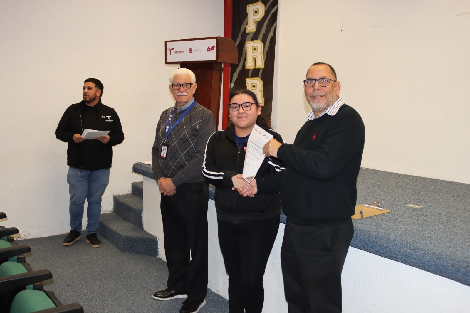 Impulsa UPRR permanencia escolar con becas para 85 estudiantes