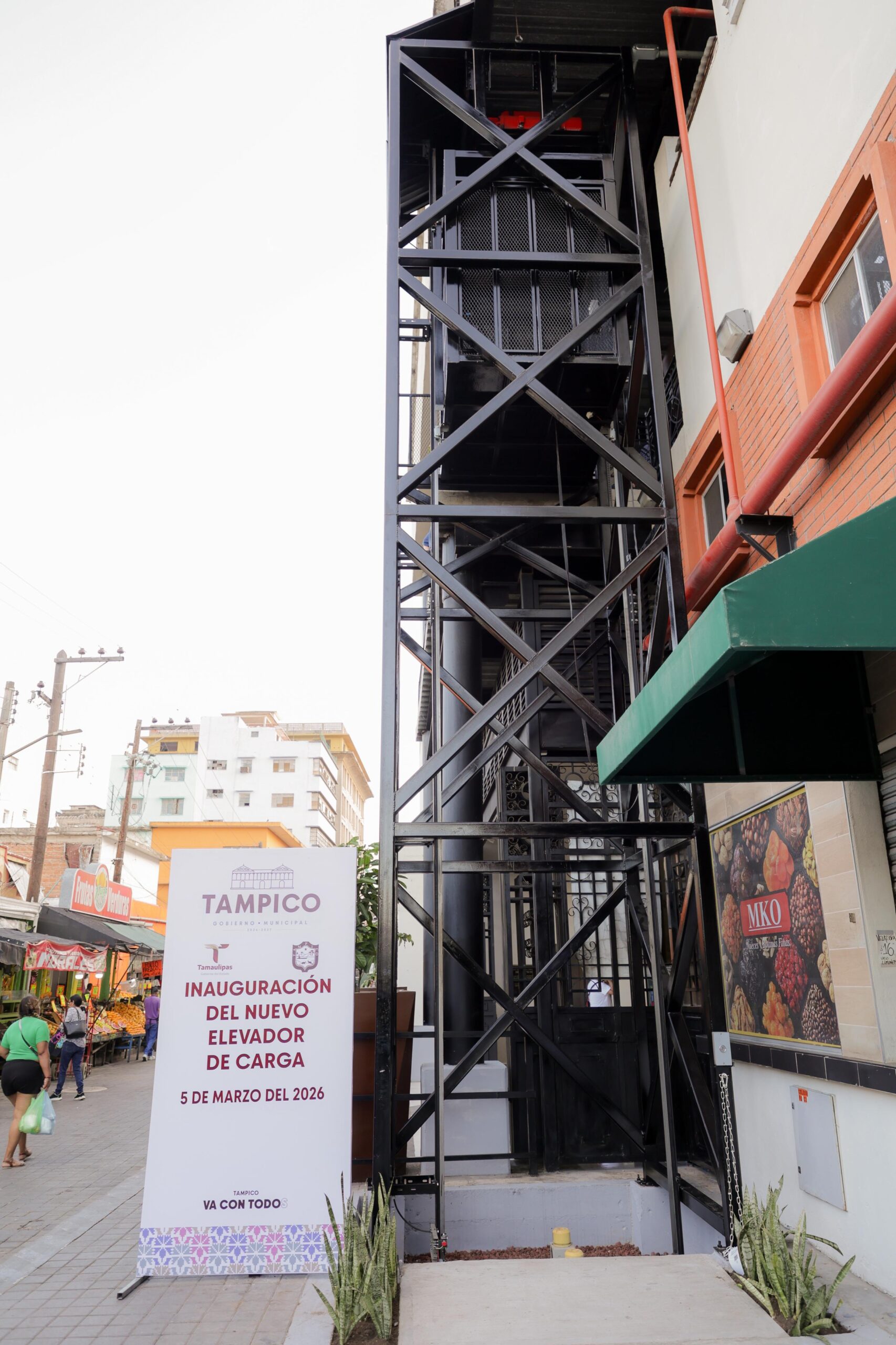 Entrega Mónica Villarreal nuevo elevador de carga en el Mercado Municipal de Tampico