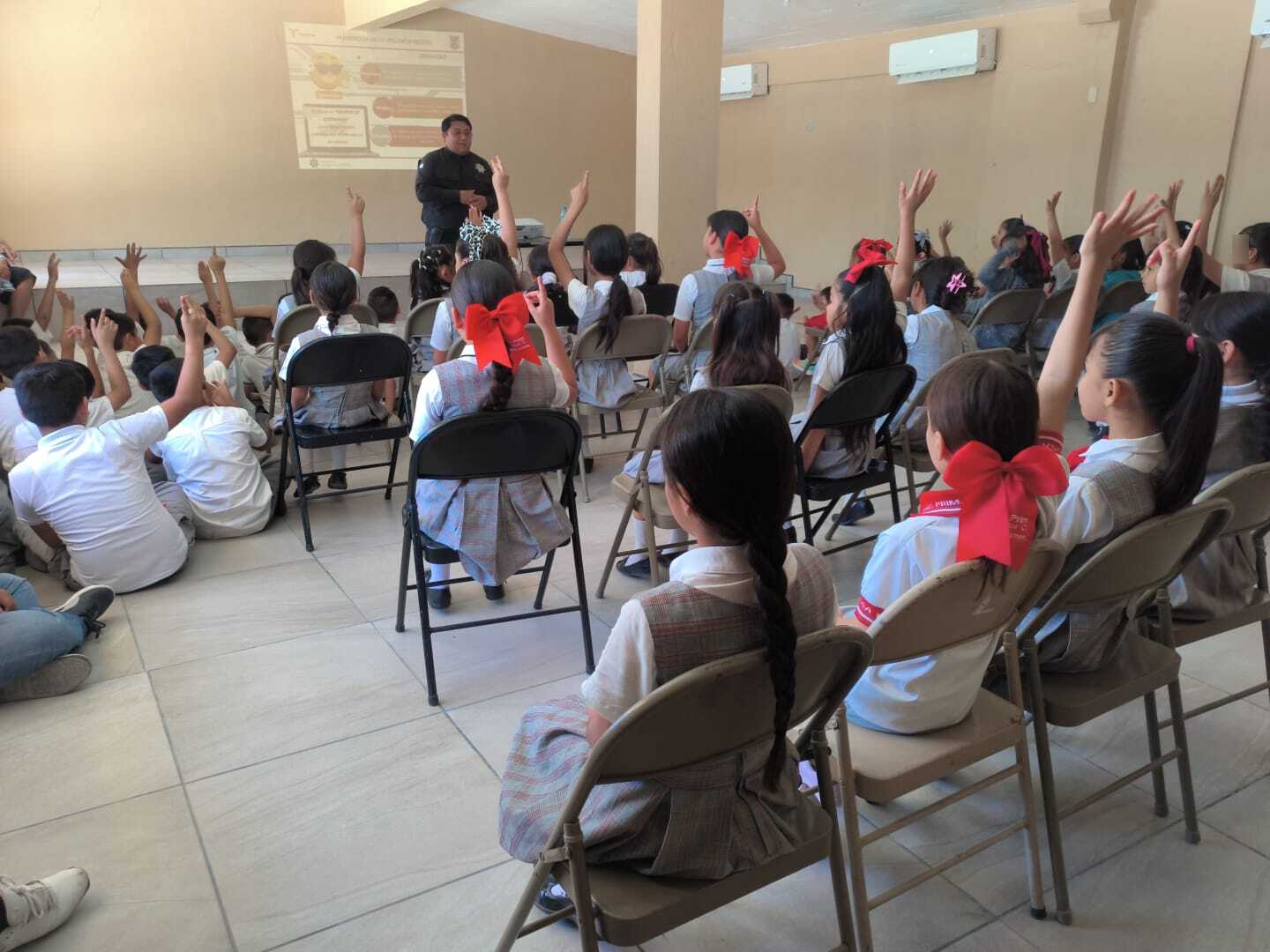 Reciben estudiantes, madres de familia y docentes orientación en ciberseguridad