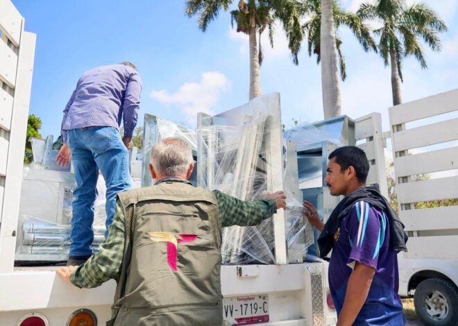 Entrega SEBIEN estufas y tinacos en Xicoténcatl