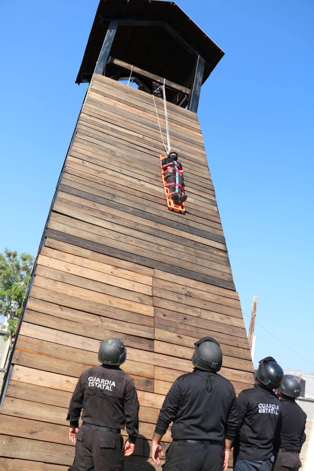 Destaca Guardia Estatal de Tamaulipas a nivel nacional en obtención del CUP  -Se coloca entre los primeros cinco lugares en el país   Marzo 30 de 2026  Ciudad Victoria, Tamaulipas.- Con un 98.4% de obtención del Certificado Único Policial (CUP), la Guardia Estatal de Tamaulipas destaca entre las corporaciones con un mayor índice de elementos certificados en el país, colocándose entre los primeros cinco lugares a nivel nacional.  El secretario de Seguridad Pública de Tamaulipas, Carlos Arturo Pancardo Escudero,destacó que esta cifra corresponde al compromiso del gobernador Américo Villarreal Anaya de contar con una policía profesional que cumpla con la licencia oficial colectiva que solicita la Secretaría de la Defensa Nacional (DEFENSA).  En este sentido, el secretario señaló que esta certificación garantiza que el personal cuenta con su formación inicial a cargo de la Universidad de Seguridad y Justicia de Tamaulipas (USJT), las evaluaciones de control de confianza, conocimientos en Medicina Táctica Policial y en materia de Derechos Humanos.  “La estrategia combina una presencia constante con acciones preventivas tanto en lo rural como en el área urbana, policías capacitados que garanticen una atención profesional y respetuosa para la población”, enfatizó.