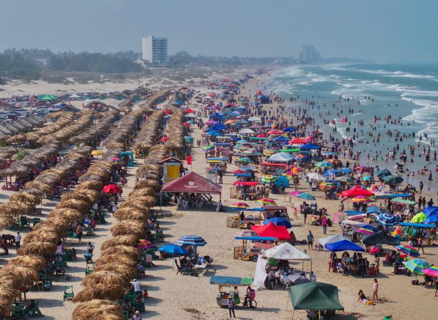 Turistas de CDMX y Nuevo León desbordan playas tamaulipecas