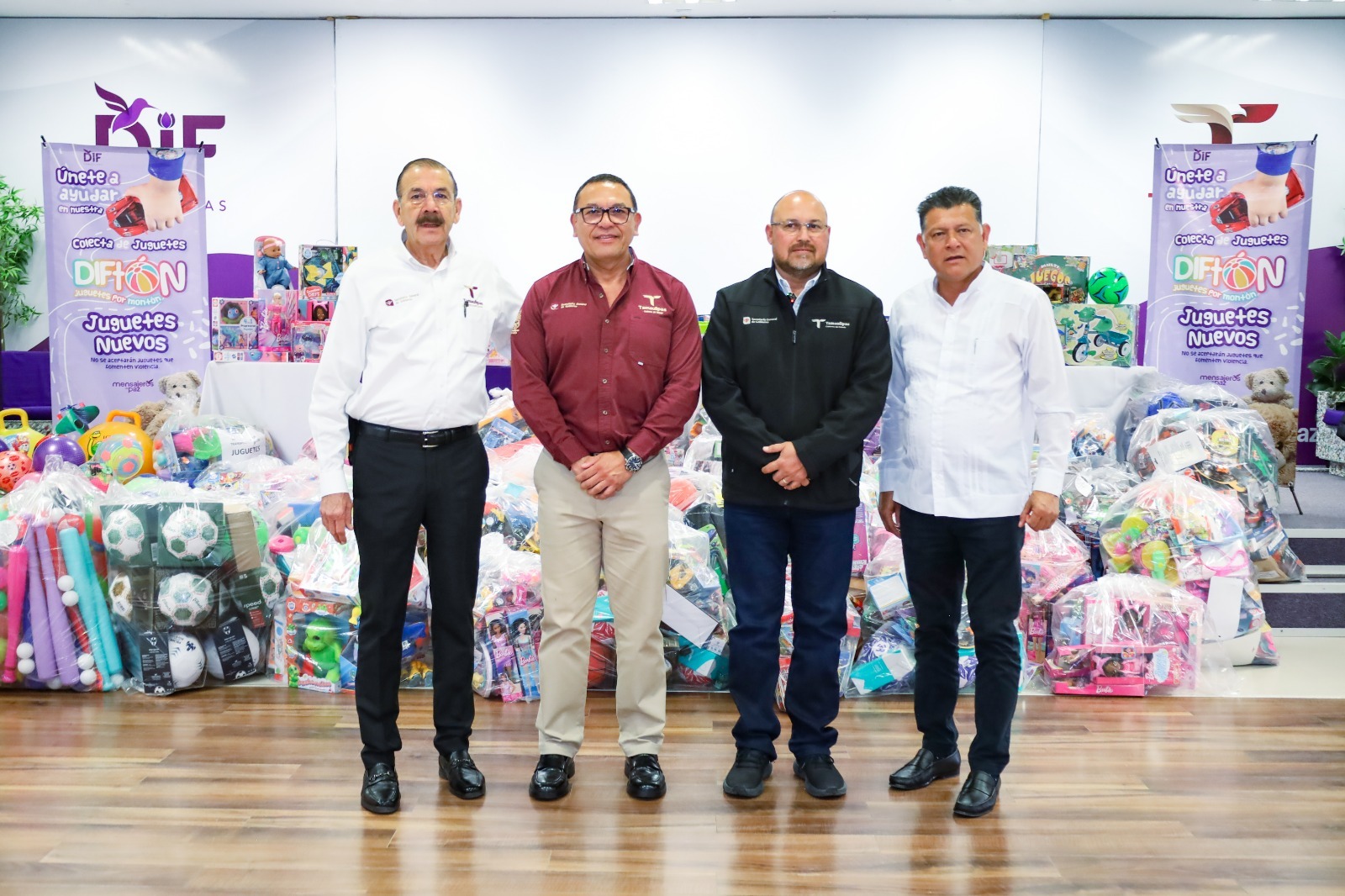 Entrega secretario general de Gobierno donativos de la colecta DIFTON 2026 en vísperas del Día de la Niña y el Niño