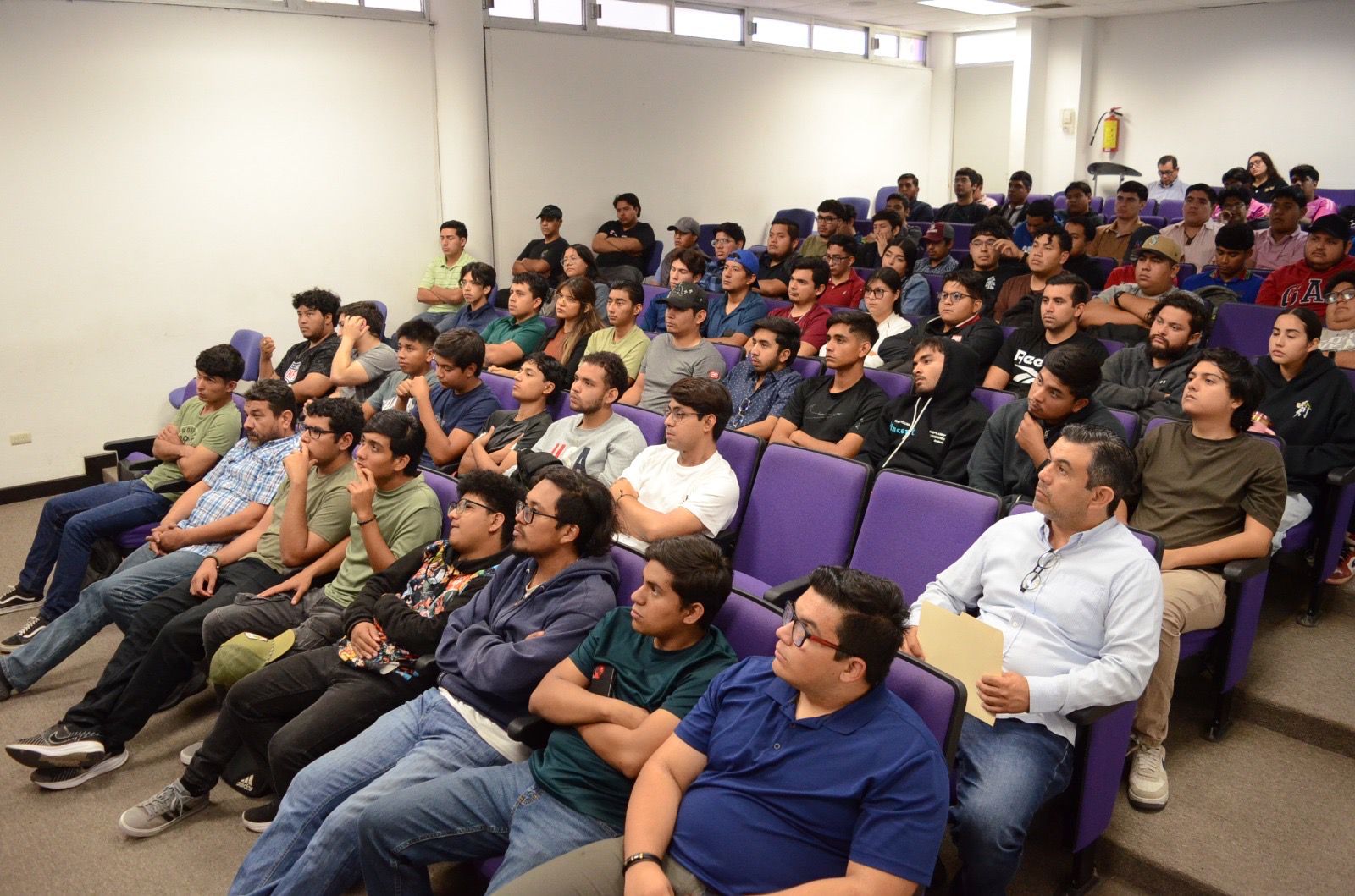 Refuerza UPV especialización de sus estudiantes con capacitación en tecnología de autos híbridos